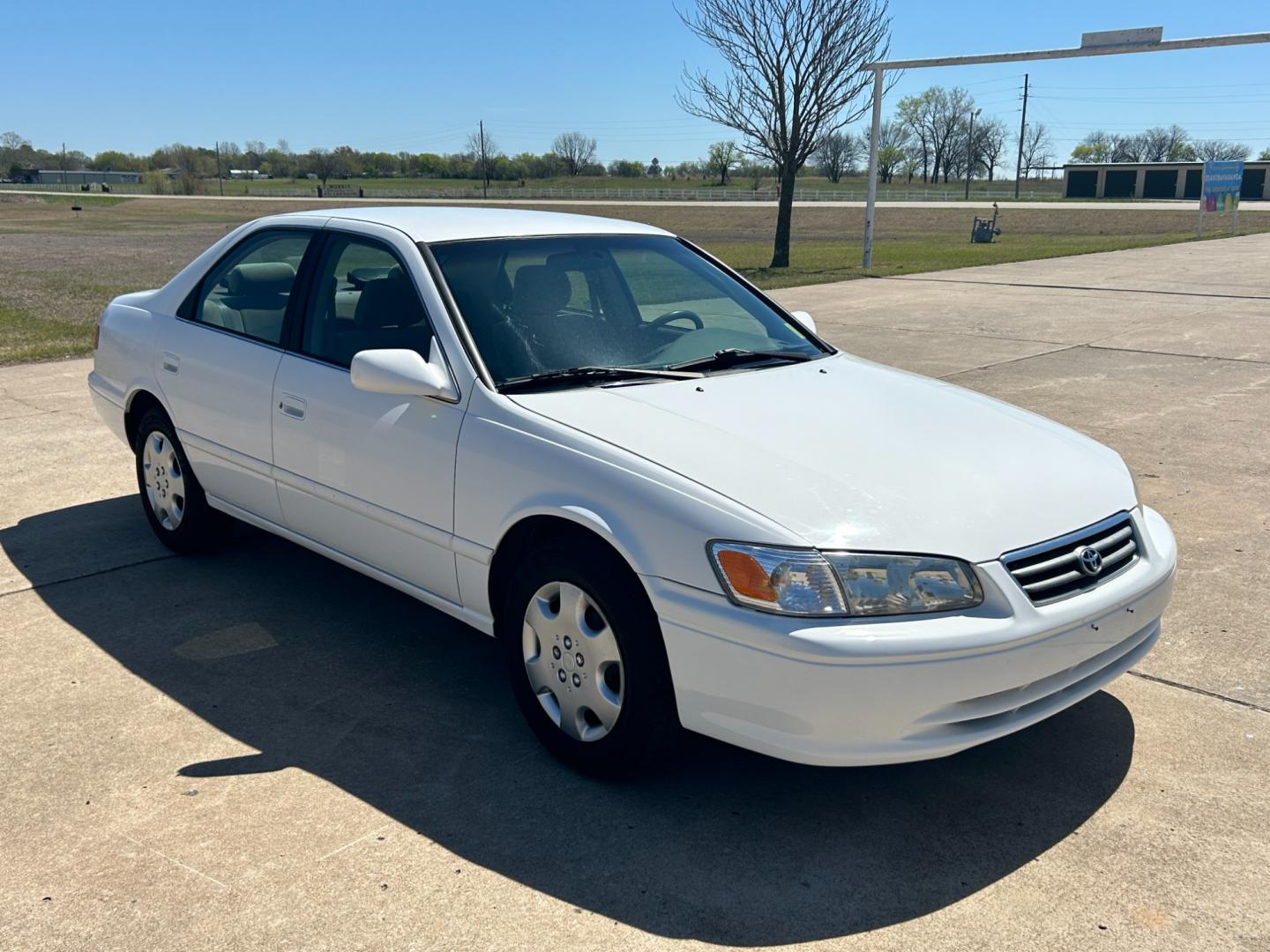 2000 White /TAN Toyota Camry LE (JT2BN22K7Y0) with an 2.2L L4 DOHC 16V engine, 4-Speed Automatic transmission, located at 17760 Hwy 62, Morris, OK, 74445, (918) 733-4887, 35.609104, -95.877060 - 2000 TOYOTA CAMERY HAS 2.2L AND IS FWD. THIS IS A DEDICATED CNG (COMPRESSED NATURAL GAS). FEATURES POWER LOCKS, POWER WINDOWS, POWER MIRRORS, MANUAL SEATS, AMFM STEREO, CASSETTE PLAYER, CRUISE CONTROL, TILT WHEEL, CLOTH SEATS. ****CLEAN TITLE*** 142,379 MILES 205/65R15 TIRES THIS SHOULD QUALIFY FOR - Photo#2